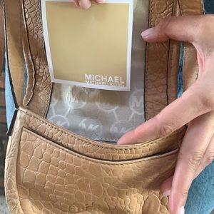 Never been worn micheal kors messenger bag